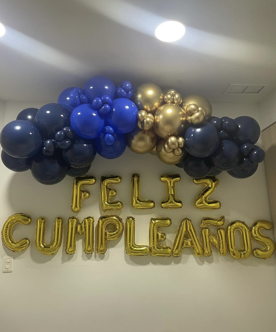 Decoración de cumpleaños con globos azul y plata